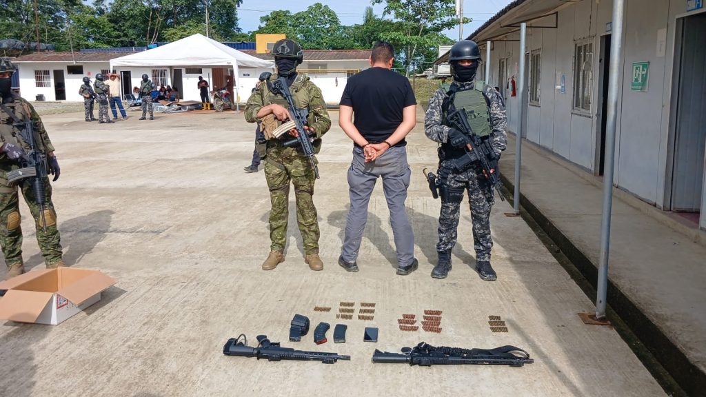Militares aprehendieron a cuatro personas e incautaron armas, entre ellas fusiles M4.