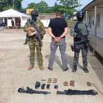 Militares aprehendieron a cuatro personas e incautaron armas, entre ellas fusiles M4.