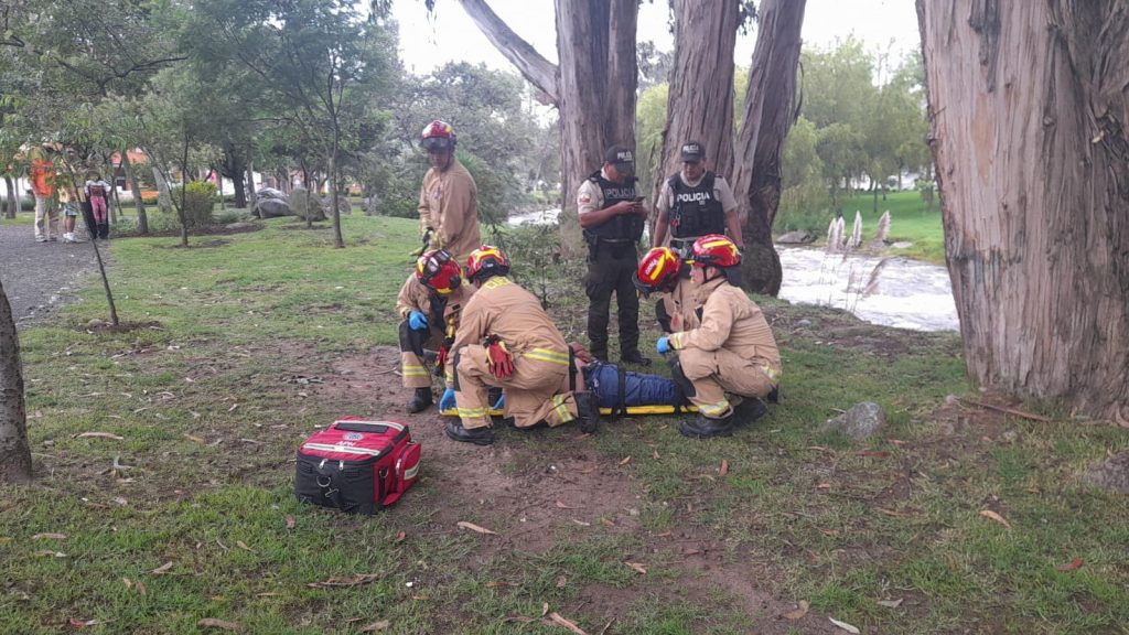 Personal del Cuerpo de Bomberos de Cuenca rescató al ciudadano que cayó al río Yanuncay.