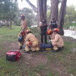 Personal del Cuerpo de Bomberos de Cuenca rescató al ciudadano que cayó al río Yanuncay.