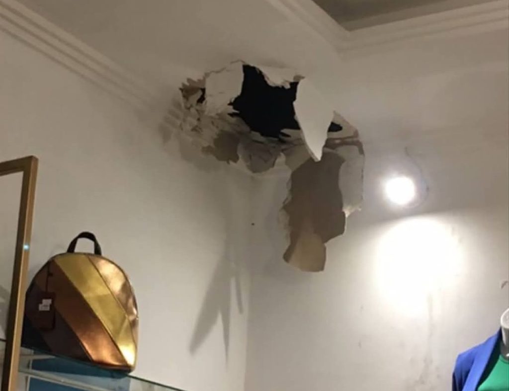 Por este agujero ingresaron los desconocidos para robar en un negocio en el cantón Azogues.