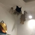 Por este agujero ingresaron los desconocidos para robar en un negocio en el cantón Azogues.