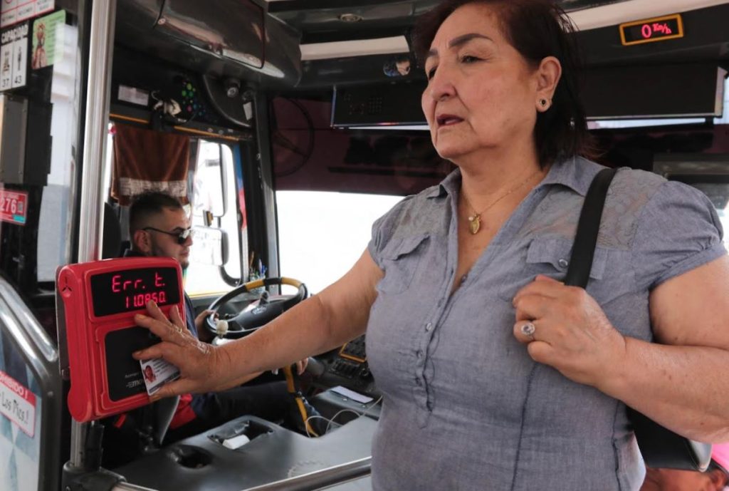 El costo del transporte público urbano es de 30 centavos de dólar en tarifa completa y de 15 centavos la media tarifa.