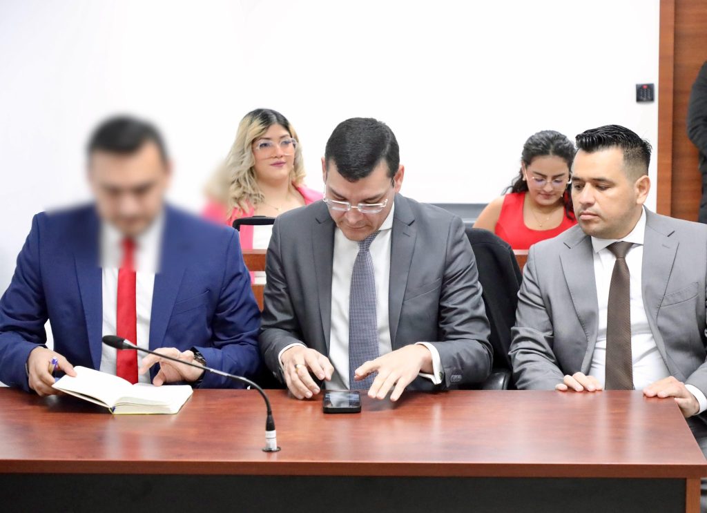 El hijo de la vicepresidenta Verónica Abad, es investigado por presunto tráfico de influencias.