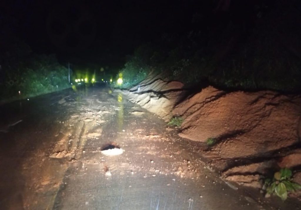 En la vía Cuenca – Molleturo – El Empalme se presentó una deslizamiento la noche del lunes 10 de marzo de 2025. La situación vial en la provincia empeora con las lluvias,