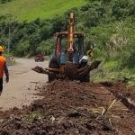 Las vías en Azuay presentan graves daños, lo que ha dificultado la entrada y salida de vehículos. La Asamblea se convoca para definir acciones.