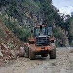 La circulación se habilitó este lunes 10 de marzo de 2025 en la vía Gualaceo - Plan de Milagro, luego de limpiar un deslizamiento. /Cortesía