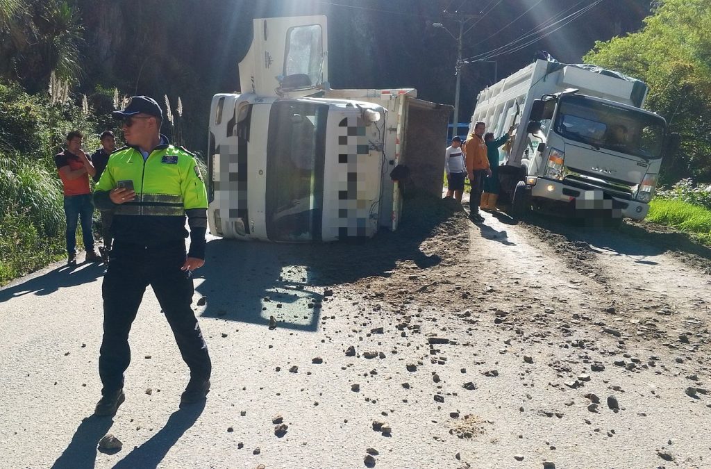 Así terminó el camión que se accidentó en el sector de El Tahual en la vía El Descanso - Puente Europa.
