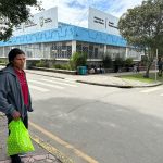 Gabriel es el padre de un niño Achuar que, en estado crítico, fue trasladado de Taisha a Cuenca.