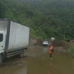 En la vía Zhud - Cochancay, sector Ocaña, se presentan deslizamientos que provocan el cierre vial. /Cortesía