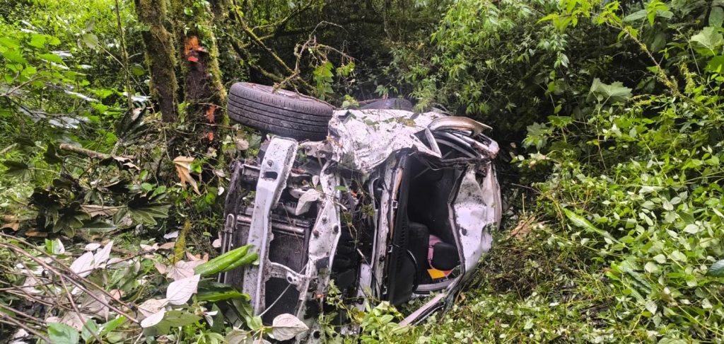 En Azuay, el accidente más grave del feriado ocurrió en la vía Cuenca-Molleturo, donde un vehículo cayó 100 metros por una pendiente.