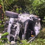 En Azuay, el accidente más grave del feriado ocurrió en la vía Cuenca-Molleturo, donde un vehículo cayó 100 metros por una pendiente.