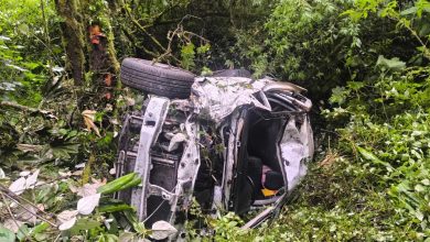 En Azuay, el accidente más grave del feriado ocurrió en la vía Cuenca-Molleturo, donde un vehículo cayó 100 metros por una pendiente.