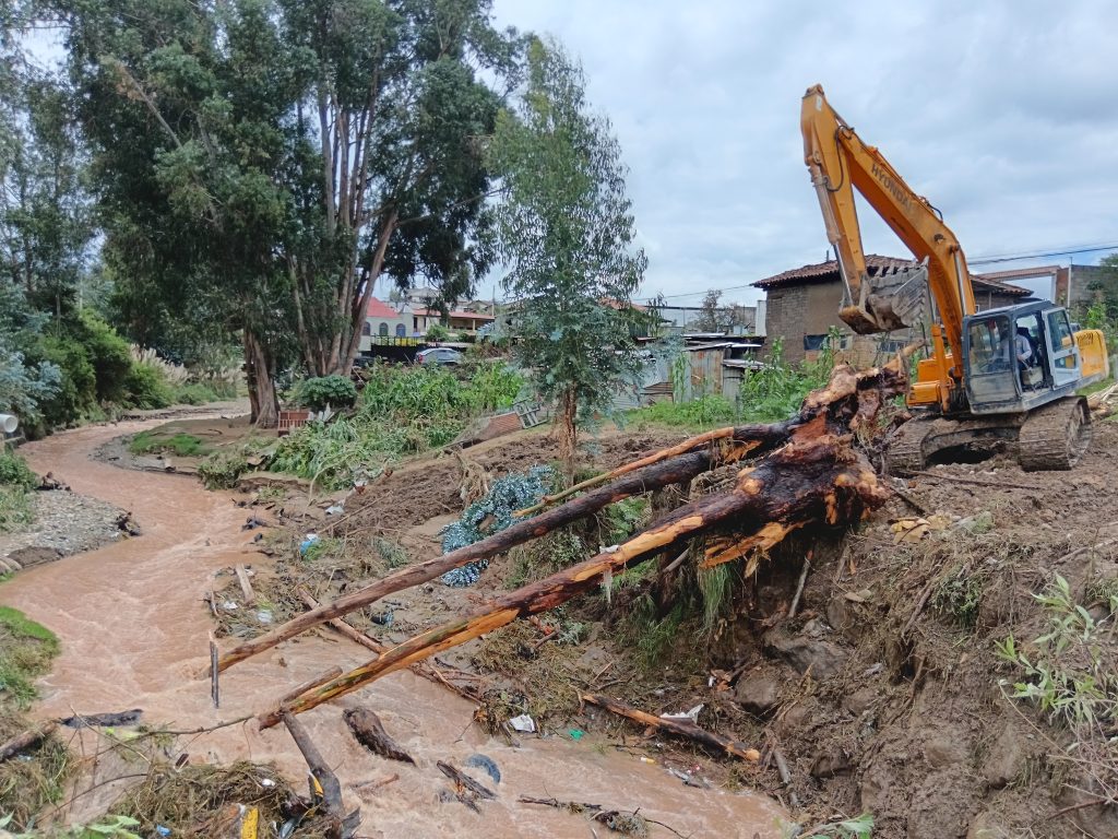 Con el uso de maquinaria, entidades municipales cumplen la limpieza de quebrada en el sector La Compañía, zona afectada por lluvias.