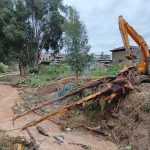 Con el uso de maquinaria, entidades municipales cumplen la limpieza de quebrada en el sector La Compañía, zona afectada por lluvias.