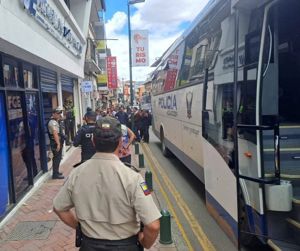 Los detenidos en la ciudad de Machala fueron trasladados a Azogues para las investigaciones. Foto Cortesía