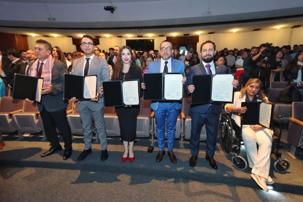 Asambleístas electos del Azuay reciben sus credenciales en una ceremonia oficial del CNE realizada en el teatro Pumapungo, Cuenca.