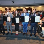 Asambleístas electos del Azuay reciben sus credenciales en una ceremonia oficial del CNE realizada en el teatro Pumapungo, Cuenca.