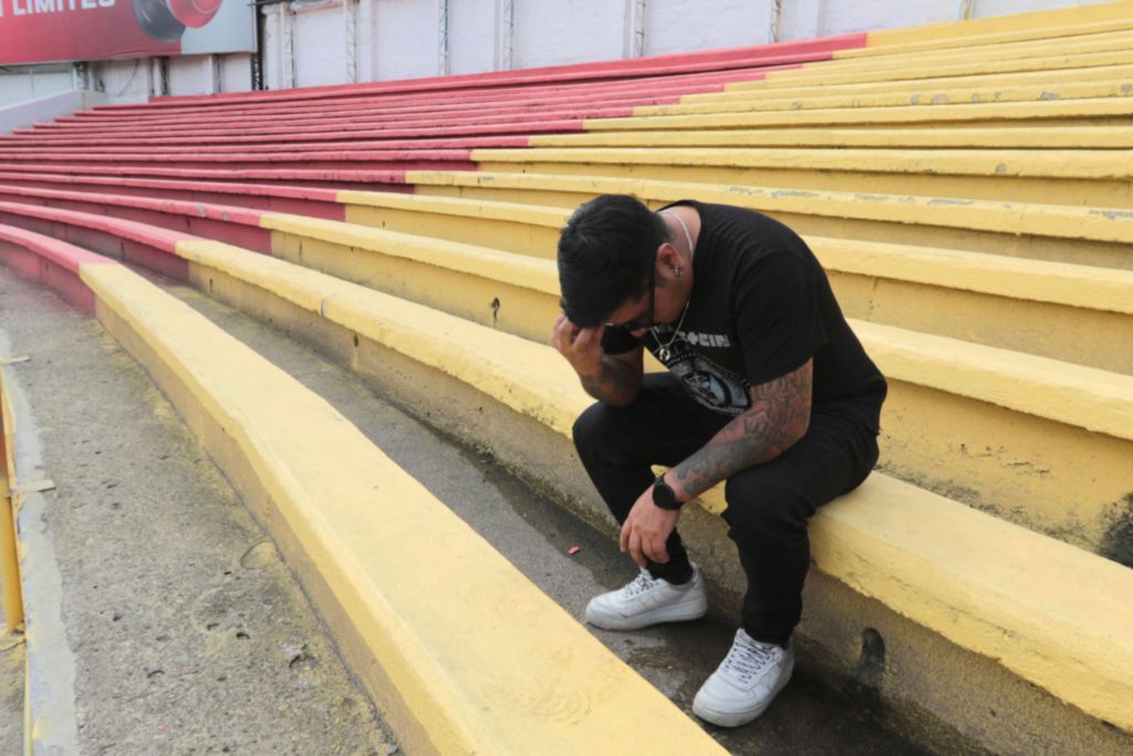 Edison Pilataxi acudió junto a sus familiares a la reconstrucción de los hechos en el estadio Alejandro Serano Aguilar.