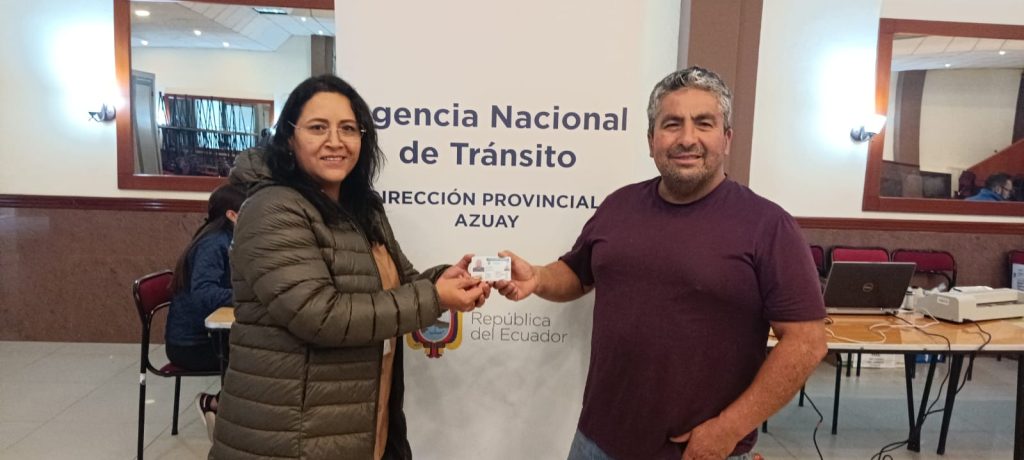 Ciudadanos reciben la licencia de conducir a través de brigadas móviles de la Agencia Nacional de Tránsito, en Azuay.