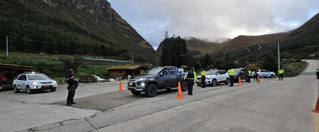 La Policía Nacional intensificó los operativos de revisión de vehículos y de pertenencias de ciudadanos en las carreteras de acceso a Cuenca.