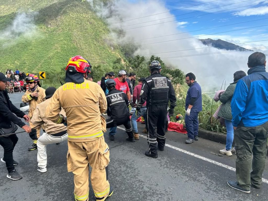 Personal del Cuerpo de Bomberos de Cuenca y CTE atiende emergencia por accidente de tránsito en la vía Cuenca-Molleturo.