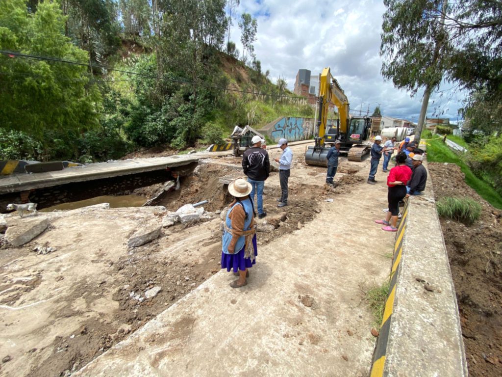 Labores con maquinaria para retirar material de puente colapsado en la avenida Del Tejar y proceder a la reconstrucción.