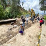 Labores con maquinaria para retirar material de puente colapsado en la avenida Del Tejar y proceder a la reconstrucción.