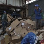 Recicladores en Corporación Alternativa de Desarrollo (ARUC), en el Parque Industrial de Cuenca.