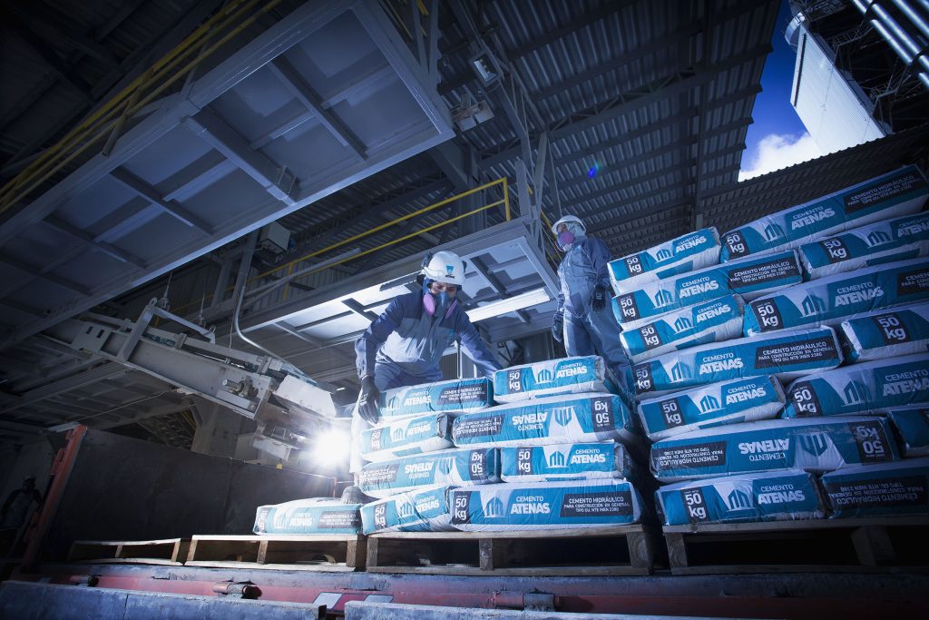 Cemento Atenas se distingue en el mercado por su saco blanco, símbolo de pureza y calidad.