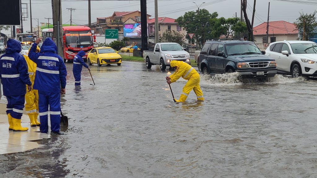 Inundación en la avenida De Las Américas, en el sector Miraflores. Personal de ETAPA EP procedió a la limpieza de sumideros.