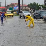 Inundación en la avenida De Las Américas, en el sector Miraflores. Personal de ETAPA EP procedió a la limpieza de sumideros.