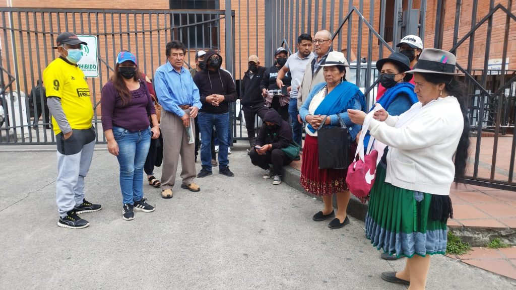 Habitantes de distintas comunidades rurales de Cuenca y Azogues se dieron cita al Complejo Judicial de Cuenca para apoyar el plantón.