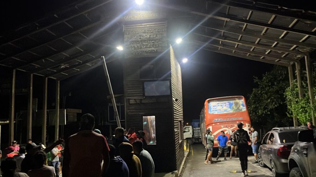 Habitantes de Tamarindo cerraron el paso vehicular en la vía Cuenca – Molleturo – El Empalme para reclamar por el aumento de la delincuencia. /Foto redes sociales de Tresita Bermeo.
