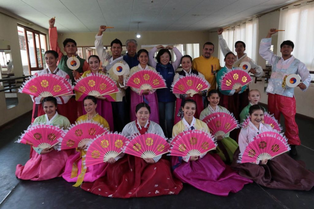 Artistas de danza junto a voluntarios de KOICA, durante los ensayos en el Conservatorio “José María Rodríguez”.