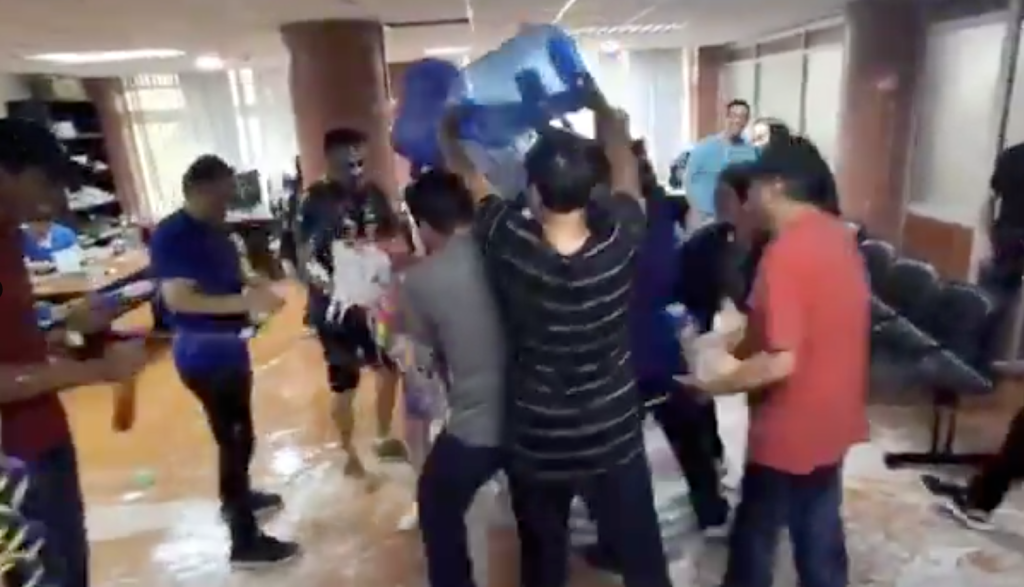 Captura del video en el que se observa a los trabajadores de la Dirección de Avalúos y Catastros jugando carnaval.