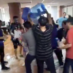 Captura del video en el que se observa a los trabajadores de la Dirección de Avalúos y Catastros jugando carnaval.
