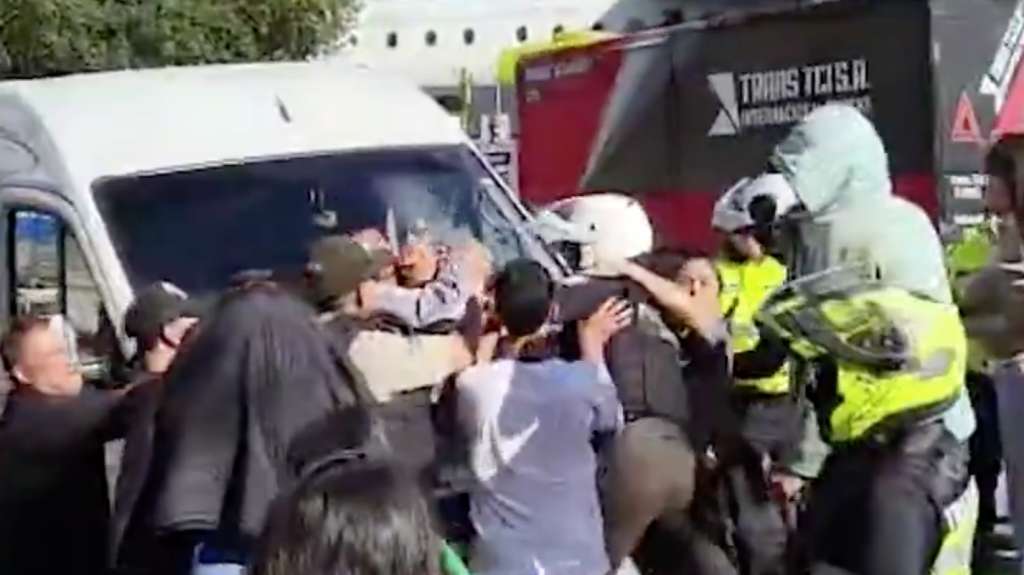 Captura del forcejeo entre un grupo de ciudadanos, agentes civiles de tránsito de la EMOV y personal policial.