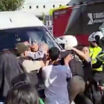 Captura del forcejeo entre un grupo de ciudadanos, agentes civiles de tránsito de la EMOV y personal policial.