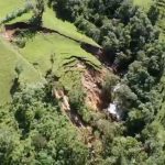 Captura del video en el que se puede ver la magnitud del deslizamiento en el sector de Paccha, cantón Santa Isabel.