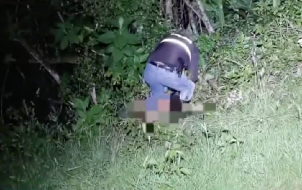 Captura del video compartido por el personal del Cuerpo de Bomberos de Paute durante la búsqueda del cadáver.