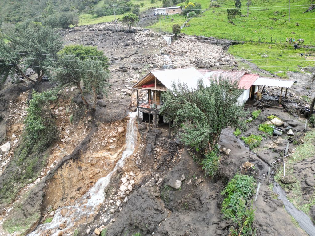 Dos viviendas resultaron afectadas por aluvión en el sector Soldados Chico de la parroquia San Joaquín.