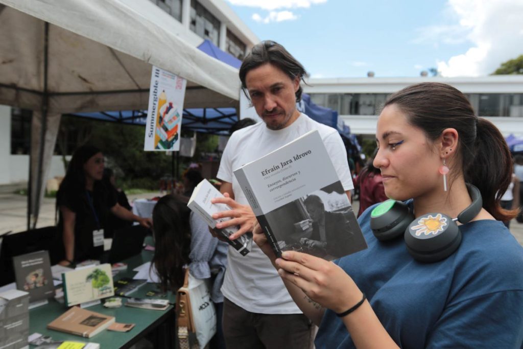 Estudiantes leen la obra de Efraín Jara Idrovo, durante las Terceras Jornadas del Libro y la Lectura, en la Biblioteca U Cuenca del Campus Centro Histórico.