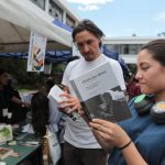 Estudiantes leen la obra de Efraín Jara Idrovo, durante las Terceras Jornadas del Libro y la Lectura, en la Biblioteca U Cuenca del Campus Centro Histórico.