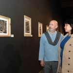 El arista Diego Falconí junto a una visitante, en la exposición "Manglares" en la ‘Sala Proceso’ de la Casa de la Cultura, ubicada en las calles Luis Cordero y Presidente Córdova.