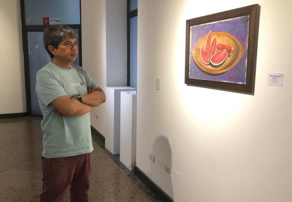 Pablo Maldonado, artista plástico y uno de los expositores de “Reminiscencias”, en la Galería de la Alcaldía.