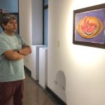 Pablo Maldonado, artista plástico y uno de los expositores de “Reminiscencias”, en la Galería de la Alcaldía.