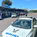 Imagen del momento en el que los agentes toman procedimiento tras el intento de asalto a un vehículo blindado en un centro comercial en Quito.