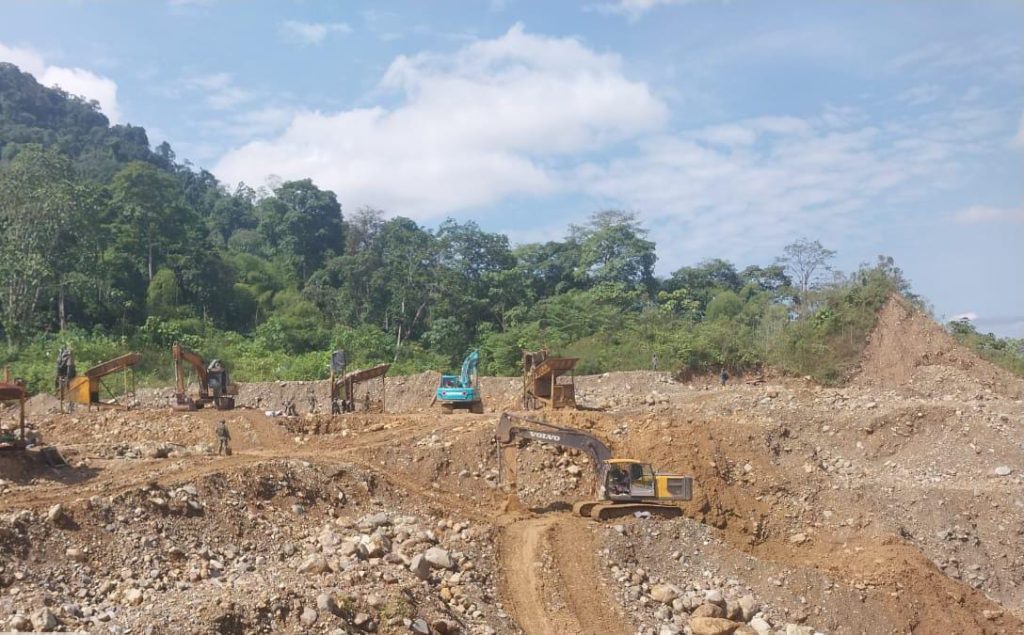 Personal militar inhabilitó maquinaria usada para minería ilegal en Camilo Ponce Enríquez.
