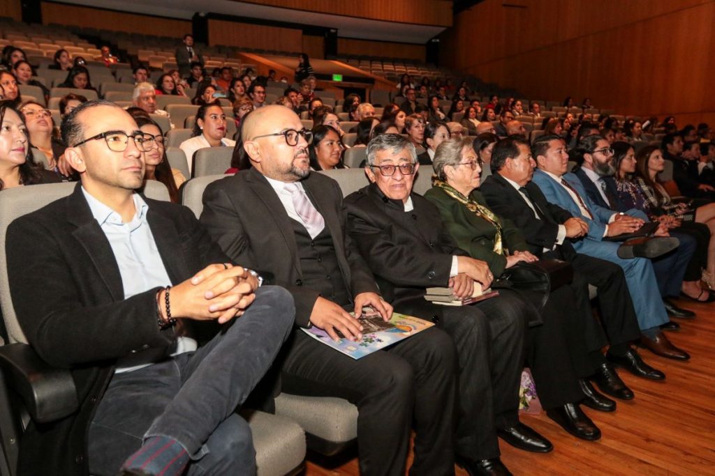El escrito Jorge Dávila Andrade (3I) recibió un homenaje durante el evento de la editorial Ediciones Nacionales Unidas (Edinun).